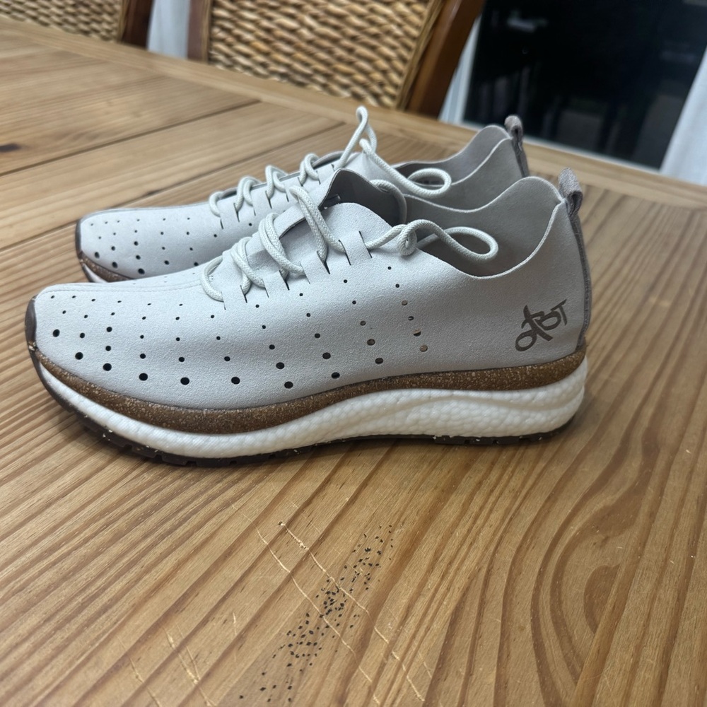 OTBT ALSTEAD IN DOVE GREY SNEAKERS